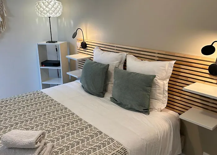 Maison Cosy Et Jardin Verdoyant
